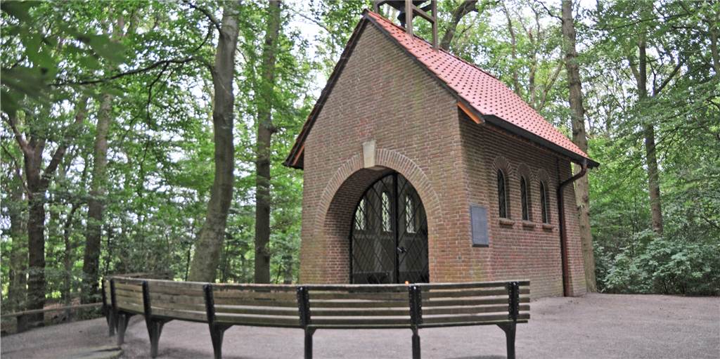 Die Barler Kapelle liegt mitten im Wald auf einem Hügel.