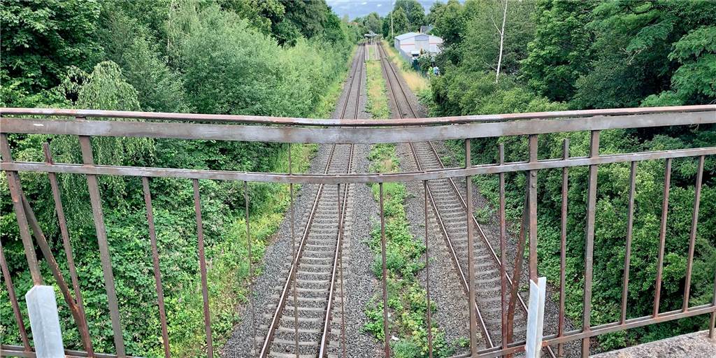 Deutsche Bahn baut Haltepunkt Aplerbeck-Süd um Im Hintergrund der Bahnhof Aplerbeck-Süd, der saniert werden soll. Gewünscht ist aber auch ein barrierefreier Zugang von der Wittbräucker Straße.