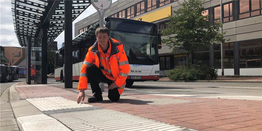 Umbau fertig: Busbahnhof wieder offen - Fahrgäste haben aber noch Wünsche EUV-Bauleiter Kay Grondorf zeigt auf die taktilen Pflasterelemente, mit denen sich Menschen mit eingeschränktem Sehvermögen besser zurechtfinden können.
