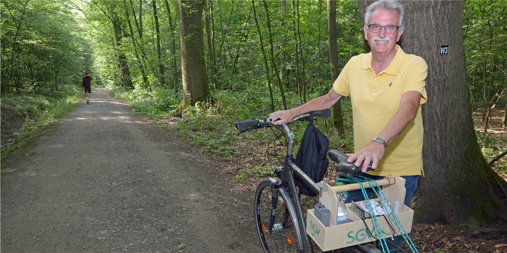 Opa Gisbert und seine Enkel markieren die neuen Werner Wanderwege Gisbert Bensch ist derzeit im Auftrag des Sauerländischen Gebirgsvereins in den Werner Wäldern und Feldern unterwegs, um die neuen Rundwanderwege auszuzeichnen.