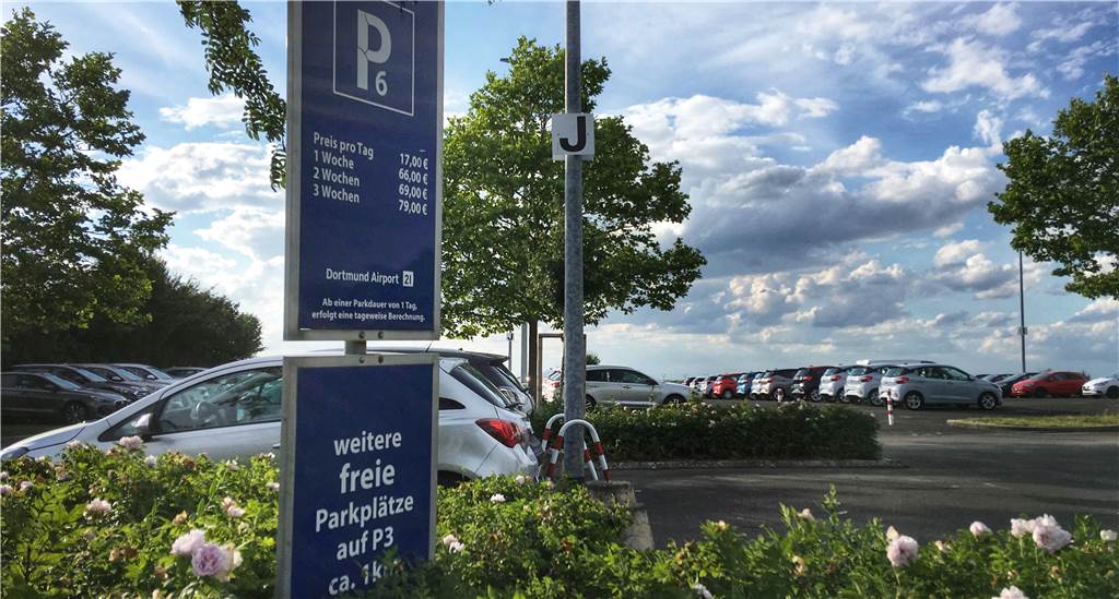 Warum stehen so viele Neuwagen auf Flughafen-Parkplatz P6? Warum stehen so viele Neuwagen auf Flughafen-Parkplatz P6?