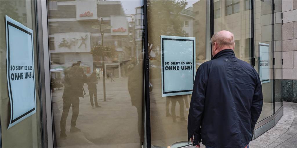 Fenster mit Papier verklebt: Was ist da los bei Karstadt Sports und Kaufhof? Bonjour Tristesse: So sieht die Immobilie von Karstadt Sports am Alten Markt in Dortmund am Mittwoch aus.