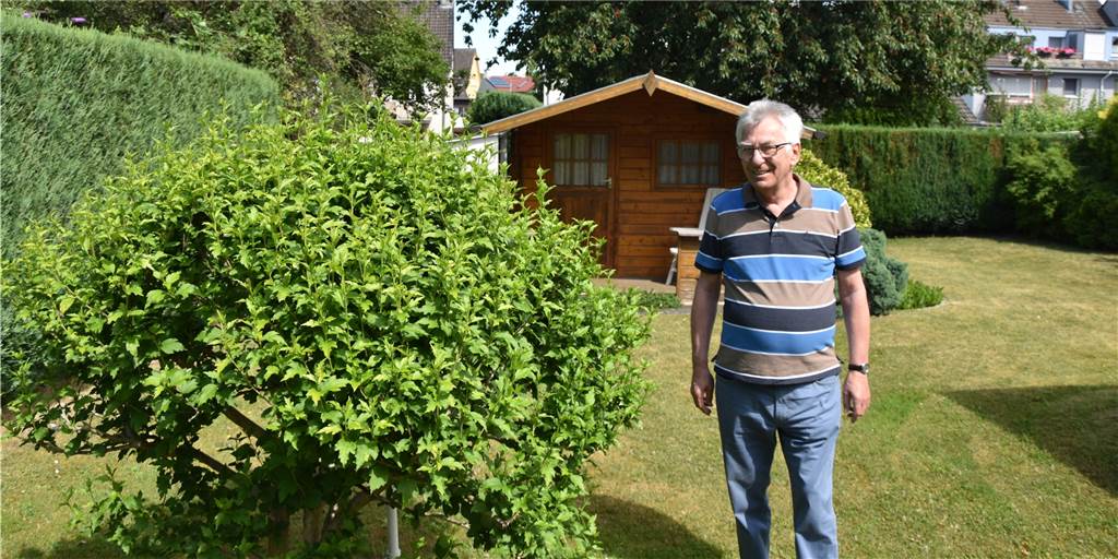 Ruhige Garten-Oase von Ulrich Biegemeier erinnert an Ostseeinsel Rügen Ulrich Biegemeier neben einem Hibiskus-Baum in seinem Garten.