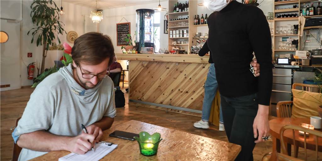 Datensammlung im Café: Anruf vom Gesundheitsamt „wäre der Supergau“ Derzeit werden die Gäste-Daten im Grünen Salon per Zettel gesammelt. Das komplett per App zu machen, wäre vielleicht einfacher, überlegt Betreiberin Milena Rethmann (r.).