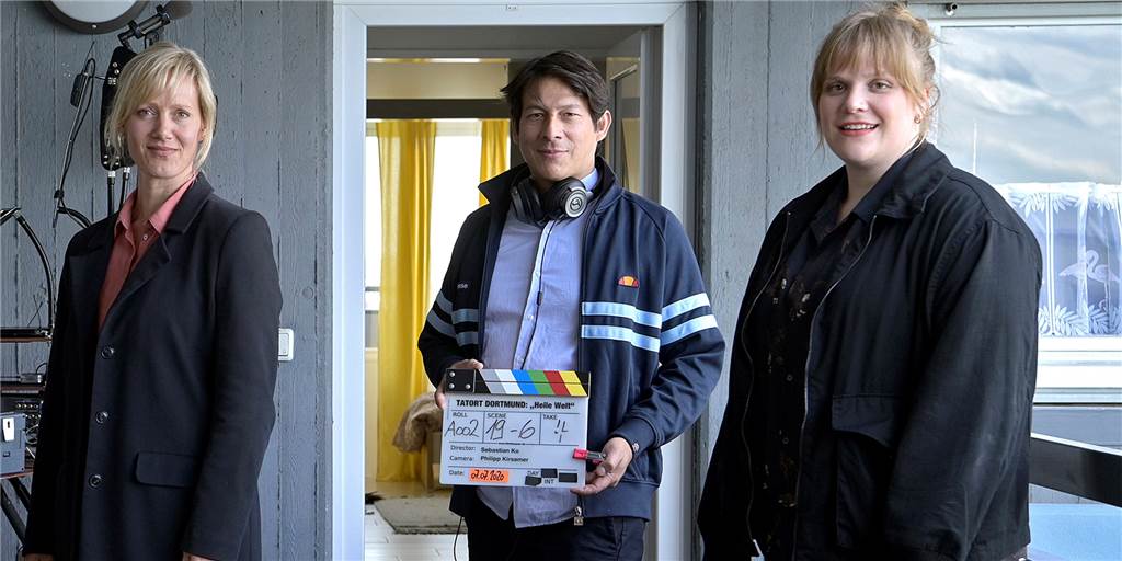 Rassismus und verkohlte Leiche: Neue Tatort-Kommissarin freut sich auf Dortmund In ihrer Rolle als Hauptkommissarin Rosa Herzog ermittelt Stefanie Reinsperger (r.) künftig im Dortmunder Tatort-Team. Das Bild zeigt (v.l.) Anna Schudt ("Martina Bönisch") und Sebastian Ko (Regie).