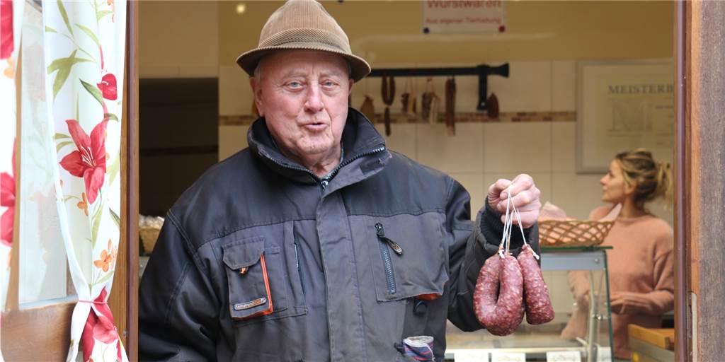 Hofladen boomt: Mehr Kunden möchten Fleisch aus artgerechter Tierhaltung Im Hofladen der Familie Storksberger kaufen Stammkunden, aber nach dem Skandal um den Schlachtbetrieb Tönnies auch viele Neukunden ein. „Immer mehr Leute achten darauf, welches Fleisch sie kaufen“, sagt Senada Saric, die für den Verkauf im Hofladen zuständig ist.