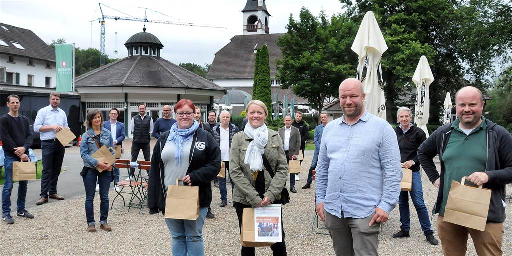 Butterbrot-Marathon: Profi-Köche engagieren sich für Wohnungslose Zum Abschluss der Aktion „Gastro-Initiative unterstützt Gast-Haus" hatte Philip Winterkamp (3.v.r.) die Unterstützer aus der Gastronomie und von den Lieferanten in seinen Spaten Garten am Waldrestaurant Freischütz in Schwerte eingeladen.