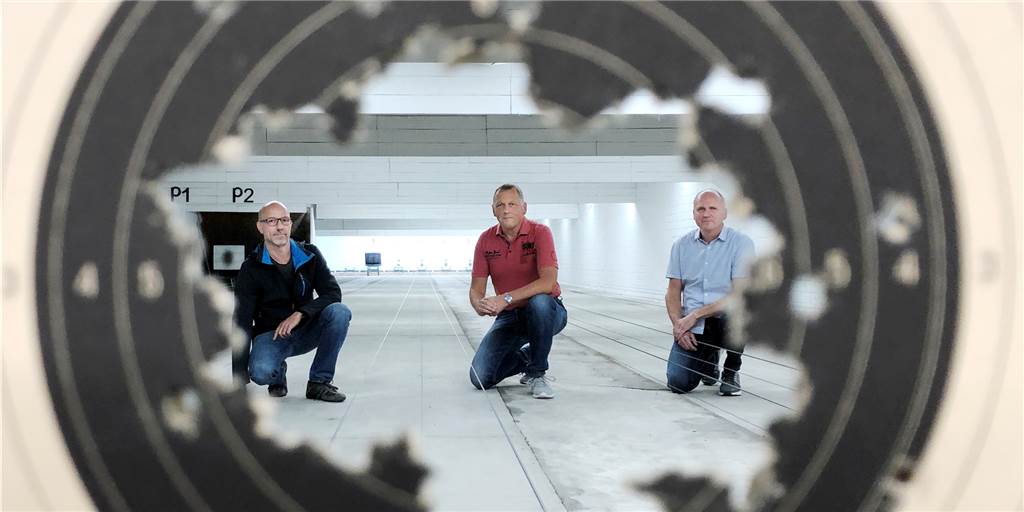 Geldsegen aus Düsseldorf ist für Stadtlohner Schützen ein Volltreffer Guido Switkowsky, Reinhold Büscher und Stefan Borggreve (von links) auf dem 50-Meter-Schießstand durch eine zerschossene Zielscheibe gesehen.