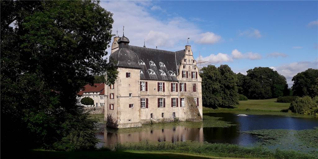Wandern gegen den Corona-Blues: Vom „Tempel der Ruhe“ zu „Tante Amanda“ Das barocke Wasserschloss Haus Bodelschwingh ist eine Station der Wanderung.