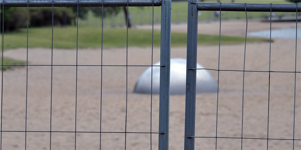 Schwimmverbot am Horstmarer See: Zwei Menschen beim Baden am Hundestrand erwischt Mit einem Zaun wird der Zugang zum See abgesperrt. Im Seepark Lünen gilt seit Freitag, 3. Juli, bis auf Weiteres ein allgemeines Badeverbot.