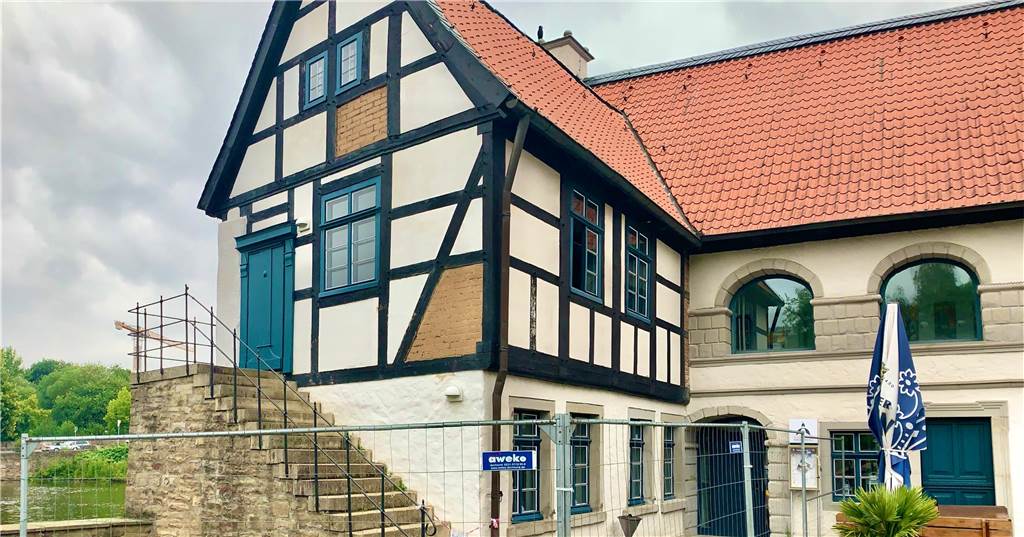 Café im Haus Rodenberg seit Monaten geschlossen – wann öffnet es wieder? Ein Bauzaun steht genau vor dem Eingang zum Schlosscafé Haus Rodenberg.