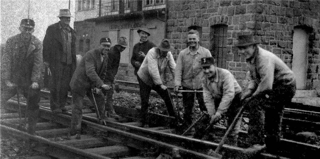 Schüppen, Stopfhämmer und mächtige Kreuzschlüssel: Schwere Handarbeit war einst der Schienenbau im Rangierbahnhof Geisecke, der im Zweiten Weltkrieg zerbombt worden ist.