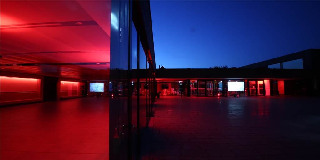 Corona-Beschränkungen machen Kulturarbeit kaum möglich Der Kulturbereich wurde von den Corona-Beschränkungen mit Abstand am härtesten getroffen. Die gesamte Veranstaltungsbranche steht vor dem Aus. Im Juni wurde bei mit der bundesweiten Aktion Night of Lights auch in Ahaus darauf aufmerksam gemacht und die Stadthalle in rotes Licht getaucht.
