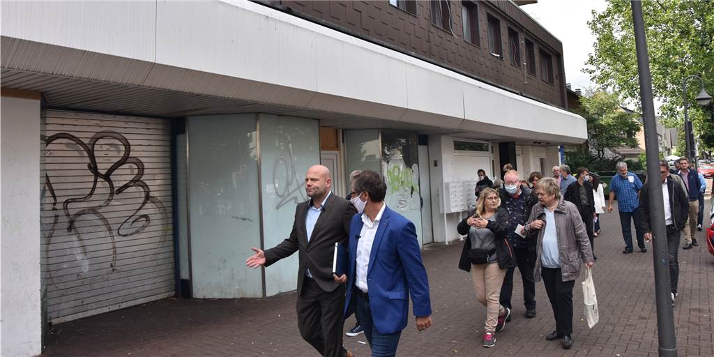 Oliver Lind will „Politik der Nadelstiche“ an der Langen Straße fahren CDU-Bürgermeister-Kandidat Oliver Lind (l.) und CDU-Landtagsabgeordneter Christos Katzidis im Gespräch beim Ortstermin an der Langen Straße.
