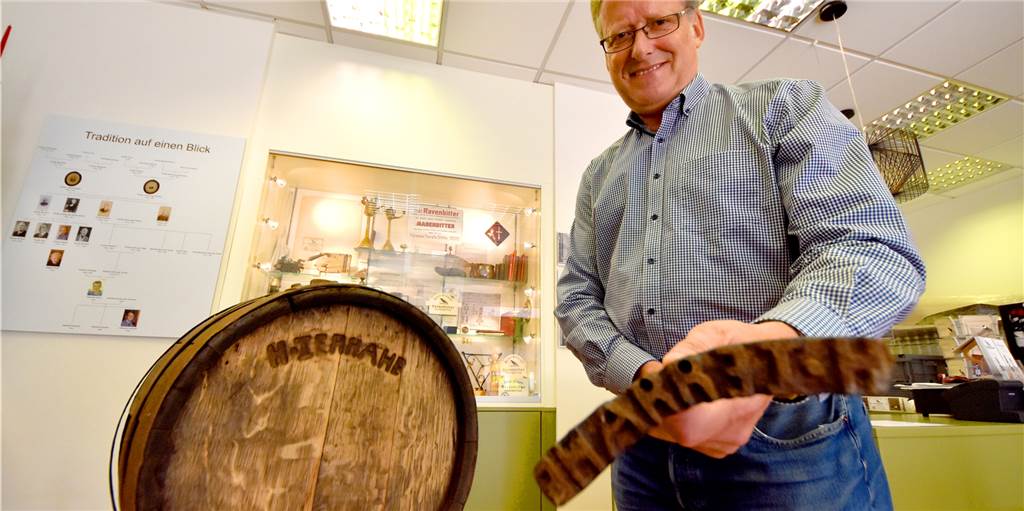 Klaus und Christoph Hellenthal retten den Ravenbitter vor dem Vergessen Besonders stolz ist Klaus Hellenthal auf ein originales Brandeisen der Firma H. Terrahe. Der Heimatverein Vreden hat es ihm als Leihgabe überlassen. In solchen Reisefässern wurde der Kräuterschnaps bis ins Ruhrgebiet verkauft, als Glasflaschen noch zu teuer und unhandlich waren. "Wenn mal so ein Fass vom Wagen gefallen ist, passierte nicht viel", sagt Klaus Hellenthal. Flaschen wären sofort zerbrochen und waren damals noch zu teuer.