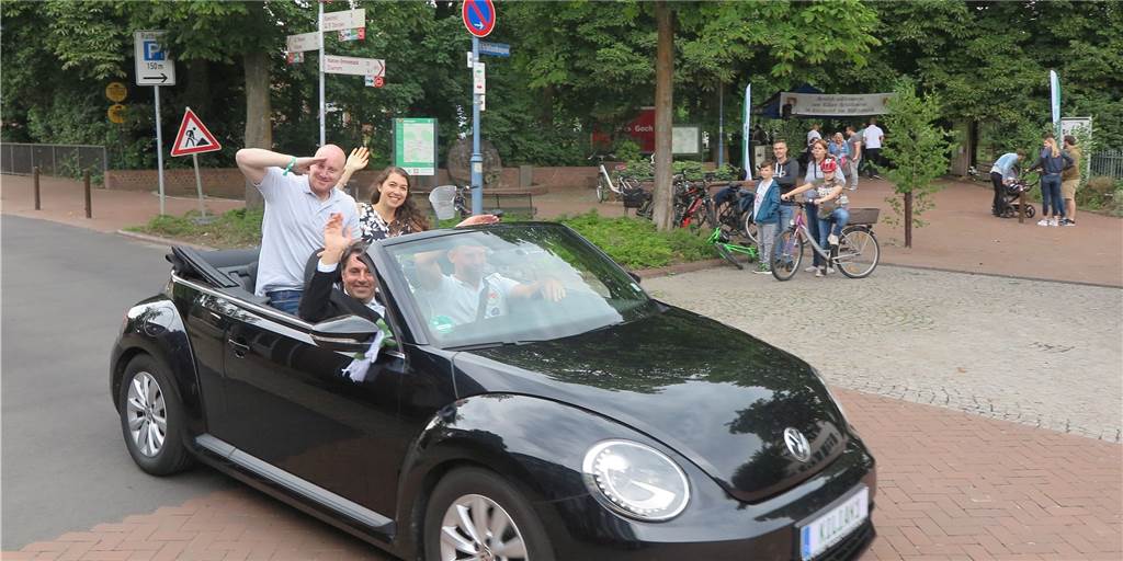 Schermbecks Kilian-Majestäten kamen im Cabrio zur Schützeneintragung Schermbecks Kilian-Majestäten kamen im Cabrio zur Schützeneintragung
