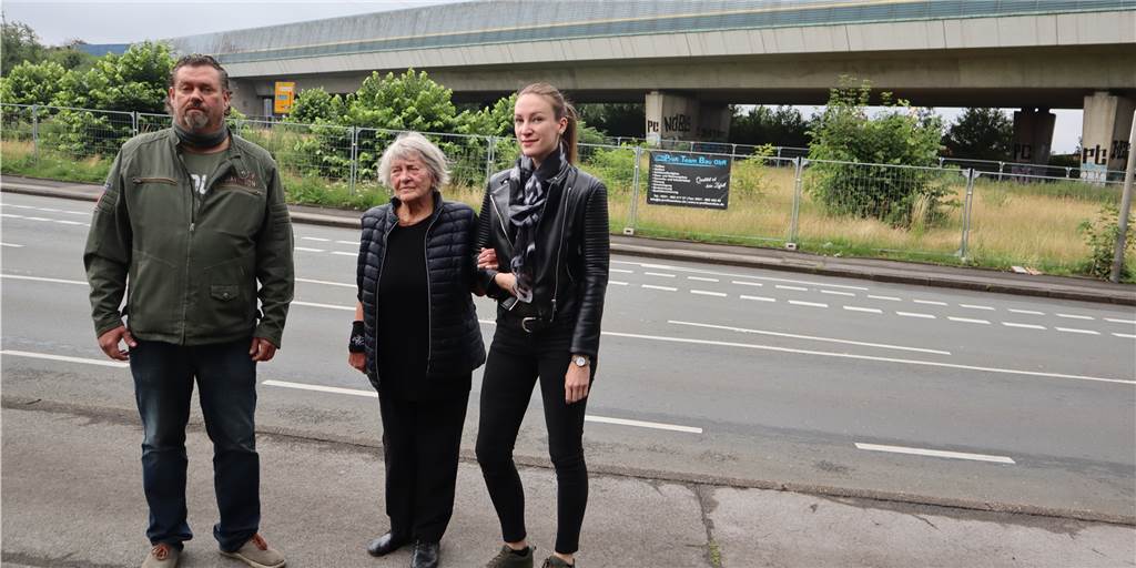 Öde Fläche statt Firmenansiedlung: Hängepartie um Autohändler geht weiter Elmar, Elisabeth und Larissa Achtermann (v.l.) müssen schon seit zwei Jahren auf die abgeholzte Fläche an der Hochtrasse der B236 schauen. Gebaut worden ist dort bisher noch nichts.