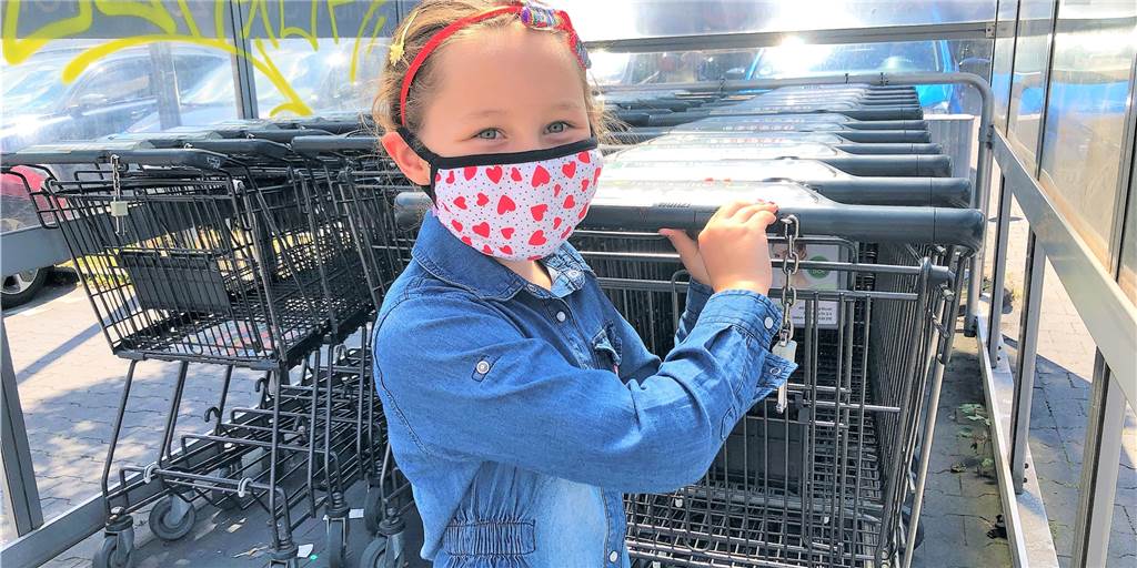 Verlängerte Maskenpflicht: „Wir müssten noch viel mehr tun“ Die achtjährige Jersy würde gerne auf die Maske verzichten, ihre Mutter Diana hingegen ist davon überzeugt, dass die Maskenpflicht für die Eindämmung der Coronavirus-Pandemie bedeutsam ist.