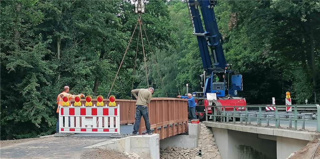 Brücke schwebt ein am Radweg an der K33 zwischen Legden und Stadtlohn Die Brücke, die den neuen Radweg an der K33 zwischen Stadtlohn und Legden über die Dinkel führt, ist am Dienstag eingesetzt worden.