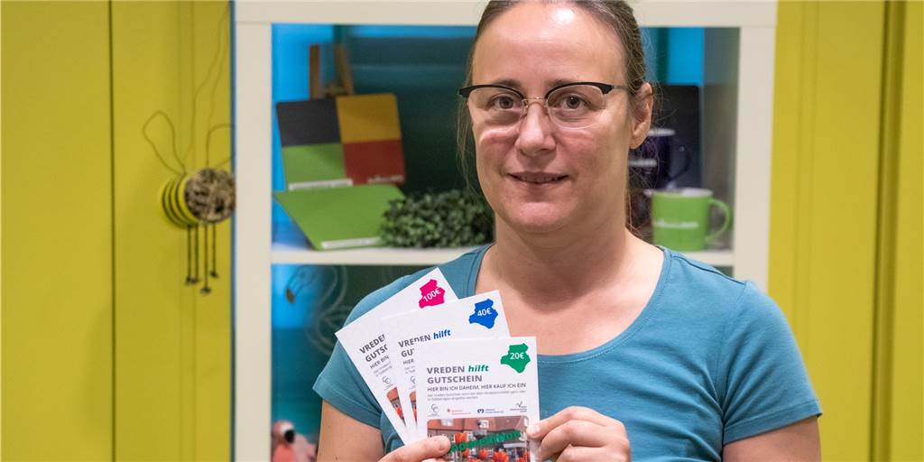 Drei Viertel des Budgets für „Vreden hilft“ bereits ausgeschüttet Nicole Wessels vom Stadtmarketing präsentiert die sehr begehrten Gutscheine der Aktion "Vreden hilft".