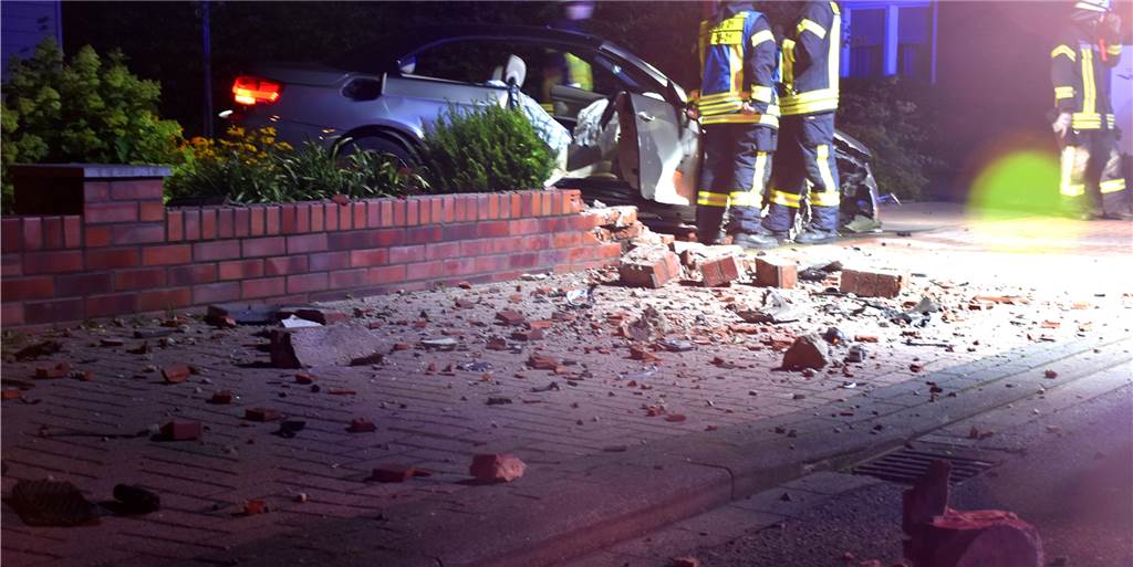 18-jährige Vredener krachen mit Auto in Mauer auf der Winterswyker Straße Trümmerteile flogen nach dem Unfall mehrere Meter durch die Luft. Das Auto war vom Lidl-Parkplatz nach links auf die Winterswyker Straße abgebogen und dabei in die Mauer auf der anderen Straßenseite gekracht.