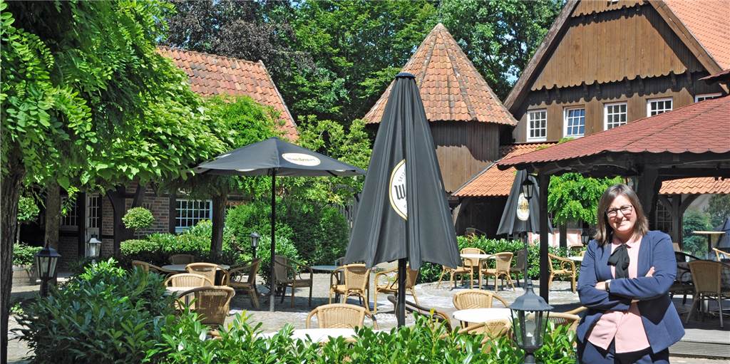 Dorf Münsterland startet wieder – und will familienfreundlicher werden Direktionsassistentin Anna Marks im Biergarten am Welcome Hotel im Dorf Münsterland