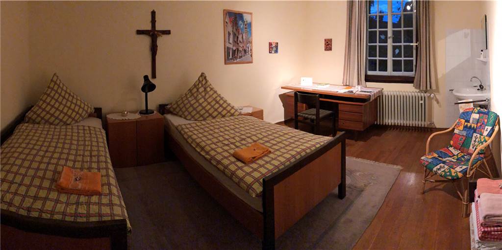 Auf dem Jakobsweg in Werne: Einmal als Pilger im Kapuzinerkloster schlafen Eine Nacht im Kapuzinerkloster in Werne ist etwas ganz Besonderes. Fünf Betten stehen Pilgern im einstigen Pesthäuschen als Übernachtungsmöglichkeit zur Verfügung. Sie können auf ihrer Reise auf dem Jakobsweg Rast in dem Kapuzinerkloster machen.
