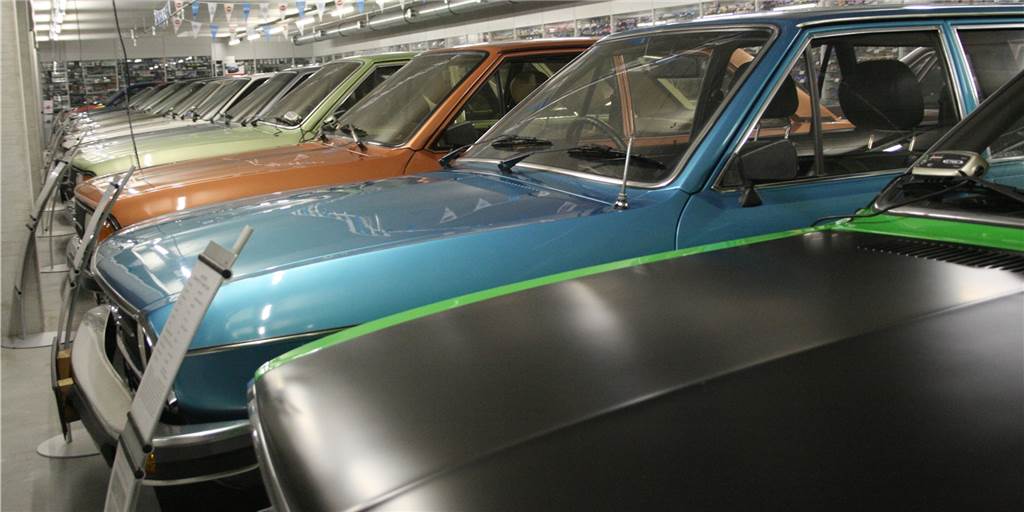 In der großen Museums-Halle glänzen die polierten Oldtimer-Motorhauben um die Wette.