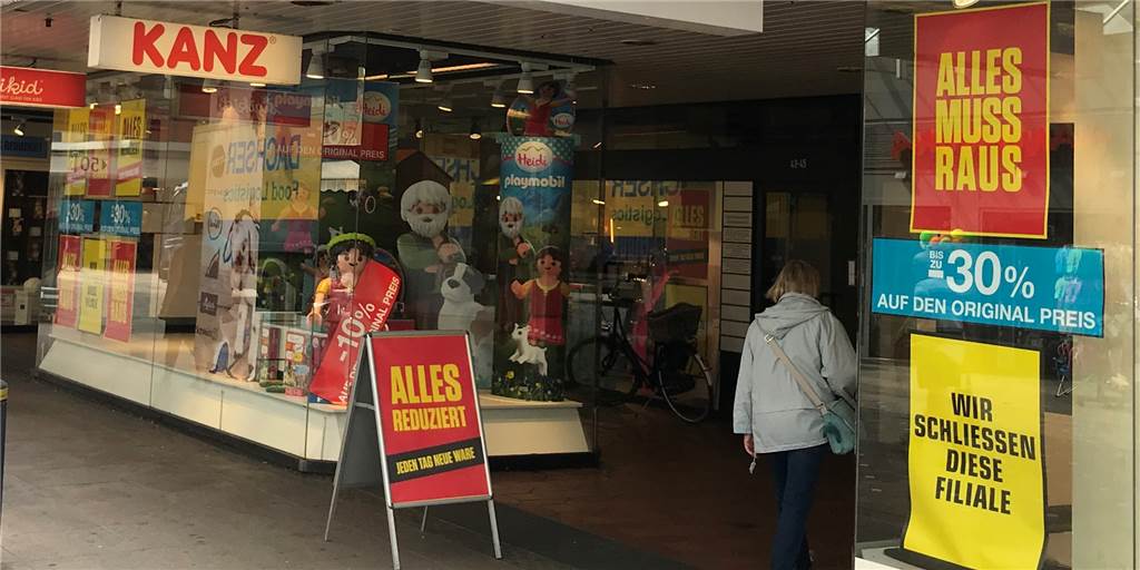 Schilder kündigen weiter Schließung an - Was wird denn nun aus Lütgenau? "Wir schließen diese Filiale" steht auf dem gelben Schild am Schaufenster von Spielwaren Lütgenau (Foto vom vom 9. Juli). Der Satz kann verwirren. Denn: Ein Investor ist gefunden.