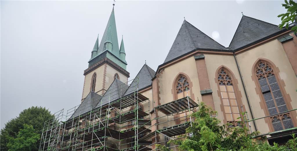 Herz-Jesu-Kirche in Lünen wird für zwei Millionen Euro renoviert Die Nordseite der Herz-Jesu-Kirche in Lünen ist größtenteils eingerüstet.