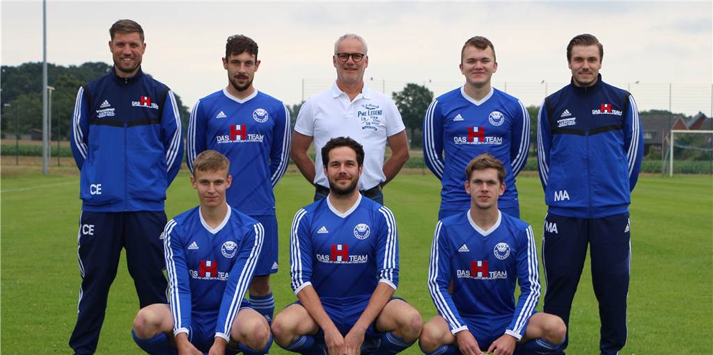 Neuer SuS II-Coach Martin Arends: „Wir wollen die Mannschaft weiterentwickeln“ Bevor es noch einmal ins Individualtraining zurückgeht, stellten sich die „Neuen" beim SuS Stadtlohn II mit dem Sportlichen Leiter Markus Plate (h.M.) zum Gruppenfoto auf: (h.v.l.) Co-Trainer Christian Efting, Robin Nordkamp, Paul Oing, Trainer Martin Arends; (v.v.l.) Fabian Holtkamp, Tim Robers, Davin Wiciok.