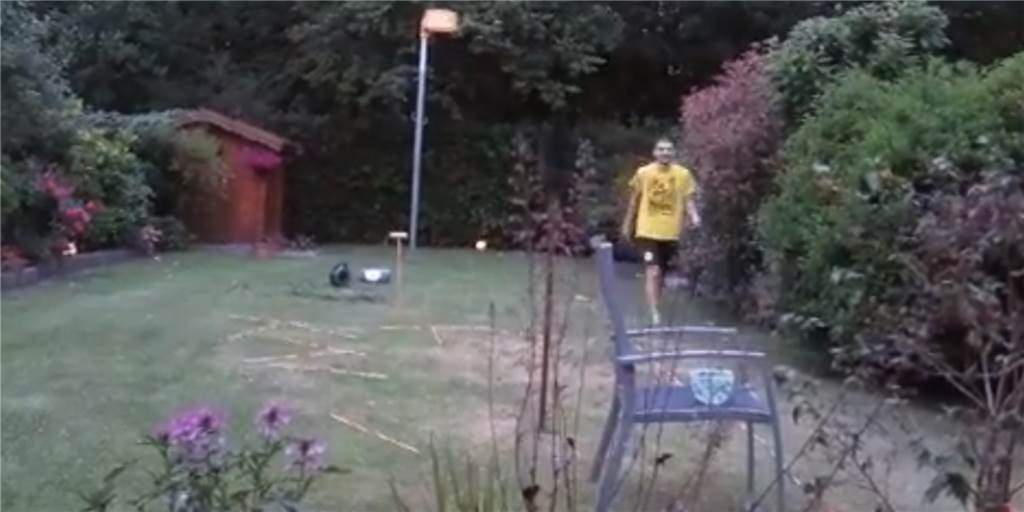 1055 Runden im Zeitraffer: 21-Jähriger geht einen Marathon im Garten Julian Zilll ist im Garten seiner Eltern fast zwölf Stunden lang einen Marathon gegangen.