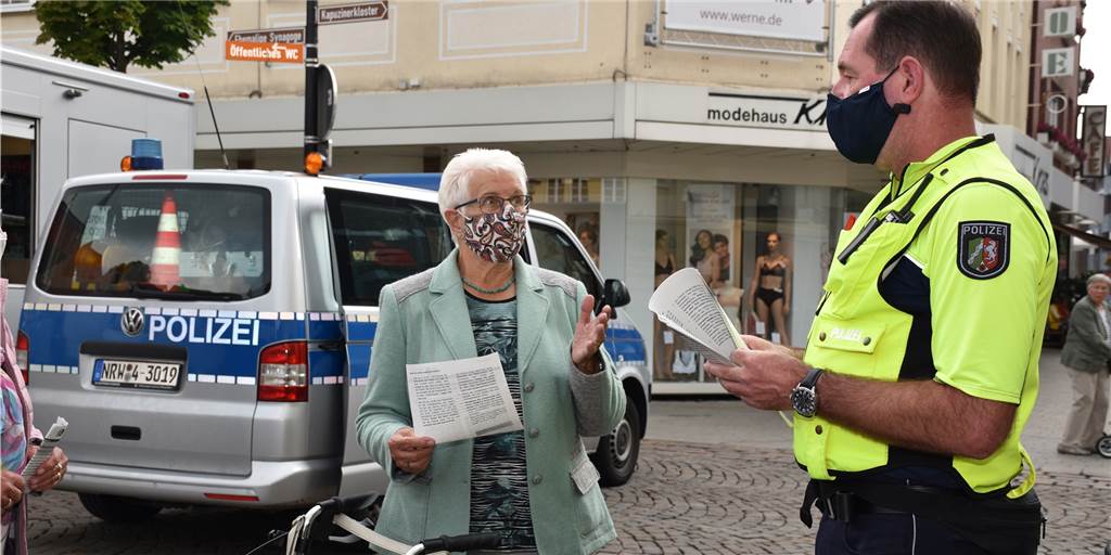 Polizei zu Enkeltrick-Betrug: „Wir kommen an die Senioren gar nicht dran“ Auf dem Markt am Freitag (17. Juli) hat die Polizei die Bürger über die Maschen Enkeltrick und falscher Polizist informiert. In Werne hatten Betrüger mehrere zehntausend Euro von Senioren erbeutet.