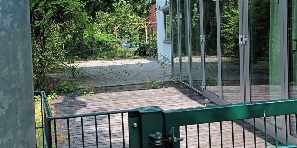 Große Pläne für den Moormannteich - kommen Café und Sitztreppe? Ein Zaun versperrt den Weg über die Terrasse der ehemaligen Gastronomie im Horne-Center, direkt neben dem Moormannteich.