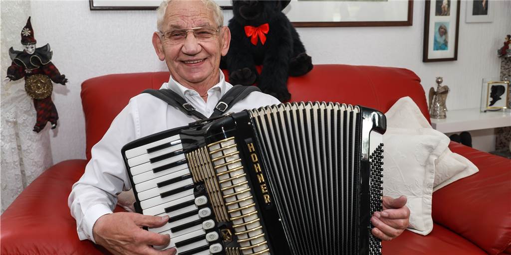 Hombrucher Hans-Werner Henseler (86) steht seit 70 Jahren auf der Bühne Seit 70 Jahren steht Hans-Werner Henseler auf der Bühne. Zwar konnte er wegen Corona sein Jubiläum nicht feiern, die Laune lässt er sich aber nicht verderben.