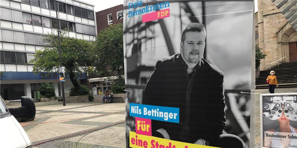 Bürgermeisterkandidaten suchen in Castrop-Rauxel nach guten Laternen Nils Bettinger geht für die FDP ins Bürgermeister-Rennen. Das Rennen um die besten Plakat-Plätze hat er auch aufgenommen.