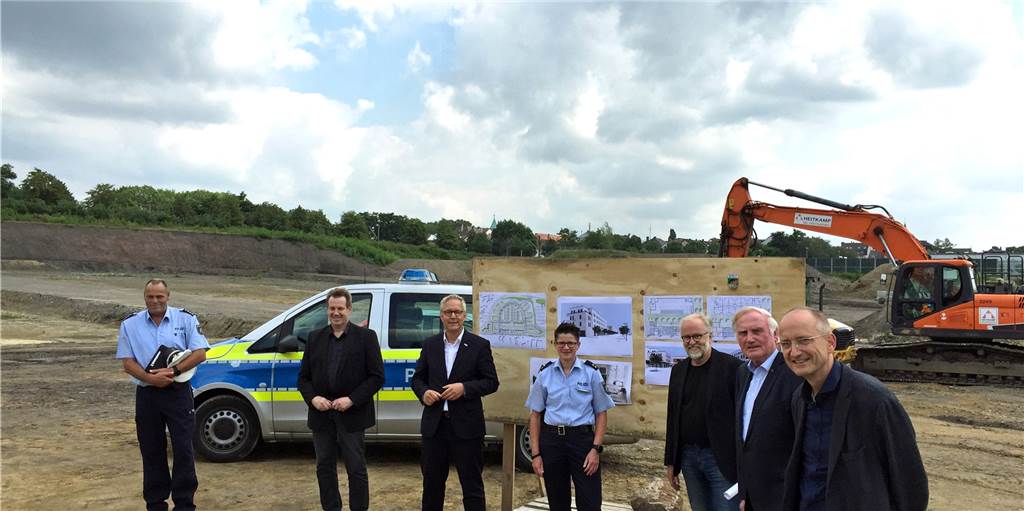 Polizeiwache Hombruch zieht 2022 nach Barop Baubeginn am Luisenglück - Dazu kamen Polizeipräsident, Wachleiter, weitere Vertreter der Polizei, Bezirksbürgermeister, Bauherr und Architekten zum Gelände.