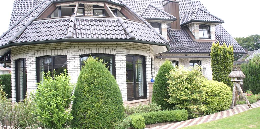 Ganz besondere Ahauser Immobilien: Die weiße Villa vom Beckers Brink Ein Haus wie eine Burg: die weiße Villa an Beckers Brink ist ein echter Hingucker.
