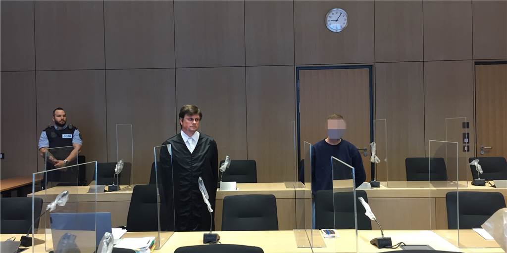 Foltermord in Recklinghausen: Angeklagter bestreitet die grausame Tat Das Bild zeigt den Angeklagten an der Seite seines Verteidigers Jens Tuschhoff beim Prozessauftakt am 20. Mai.