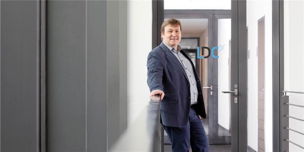 Neue Impf-Technologie aus Dortmund soll ohne Nadel vor Coronavirus schützen Dr. Bert Klebl ist wissenschaftlicher Leiter des Lead Discovery Centers (LDC), das das gemeinsame Impfstoff-Projekt mit Potsdamer Forschern steuert. Und er gehört zur Geschäftsführung des finanzierenden Dortmunder Fonds Khan I.