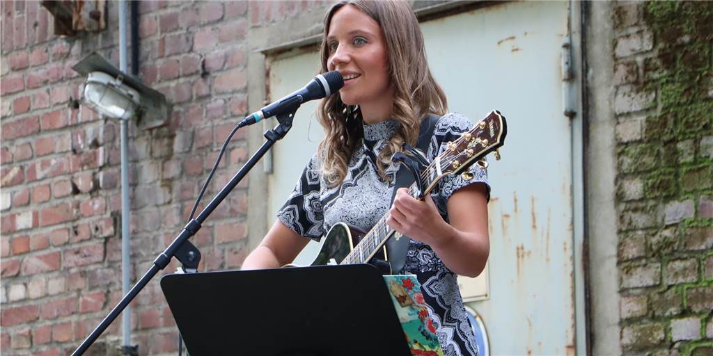 Sandkasten wird zum Schauplatz für ein tolles Open-Air-Konzert Gefühlvoller Einstieg ins Konzert mit Julie Wnuck.