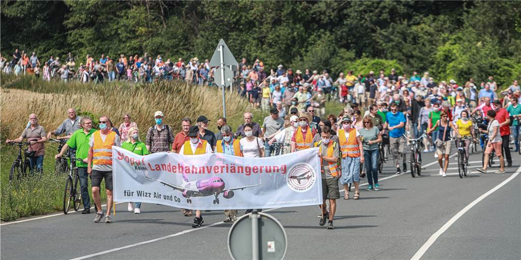 Flughafengegner protestieren gegen Landebahn-Verlängerung Mitglieder der Schutzgemeinschaft Fluglärm und des Klimabündnisses Dortmund auf der Zeche-Norm-Straße bei einem Prostest-Spaziergang am Dortmunder Flughafen.