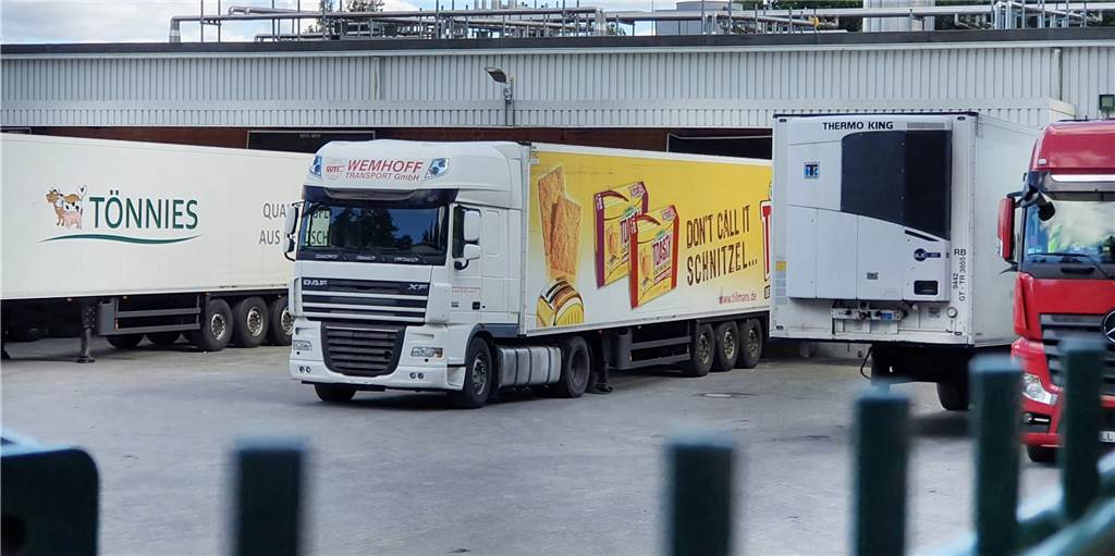 Wegen Corona: Tönnies drosselt Schlachtbetrieb in Legden Entgegen der Behauptungen des anonymen Hinweisgebers herrschte auf dem Gelände des Schlachthofs in Legden am Montagmorgen reger Betrieb.