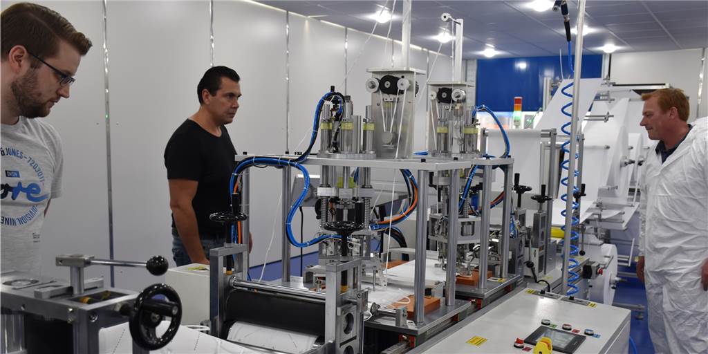 200.000 Schutzmasken pro Woche werden ab sofort in Heek produziert Mit den Maschinen in Heek können rund 200.000 Schutzmasken pro Woche produziert werden.