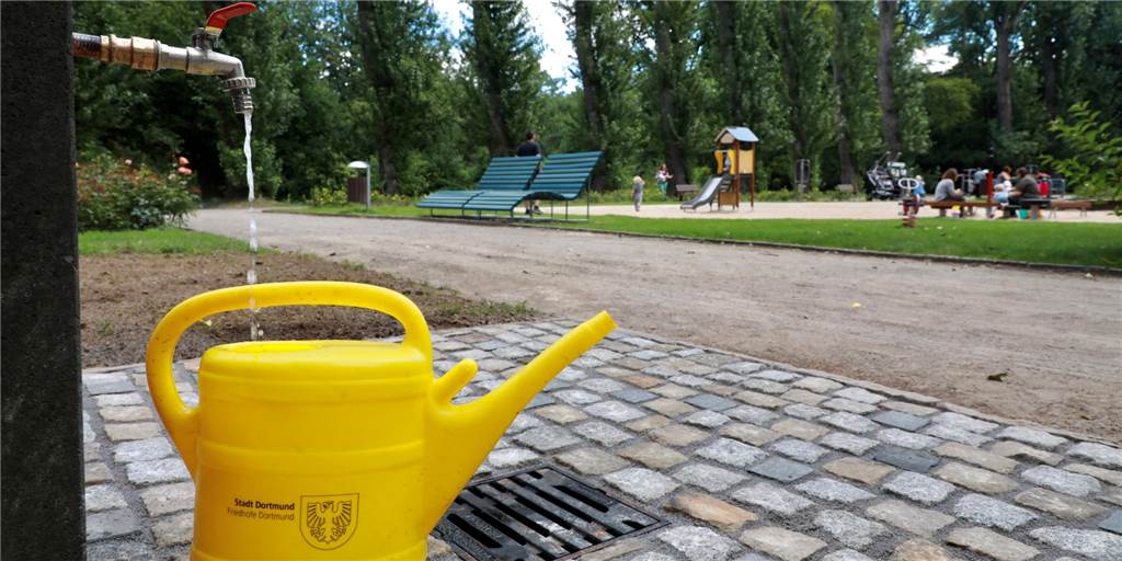 Spielplatz auf dem Hauptfriedhof hat eine Wasserstelle bekommen Am Spielplatz auf dem Hauptfriedhof Dortmund gibt es jetzt auch eine Wasserstelle, damit die Kinder mit Wasser spielen können.