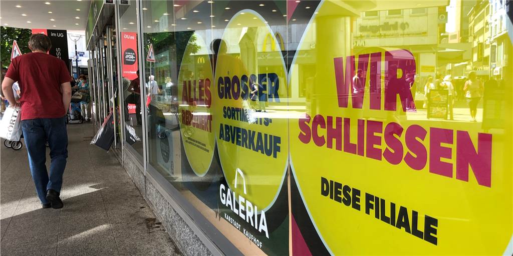 Abverkauf im Kaufhof läuft: „Mussten das mit eigenen Augen sehen“ "Wir schliessen" steht am Eingang von Galeria Kaufhof in Dortmund