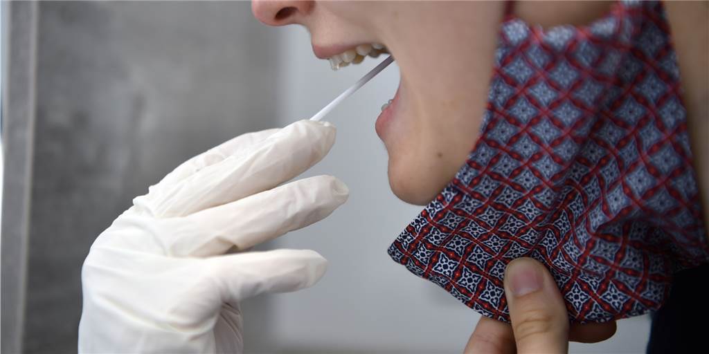 Corona-Tests für alle Lehrer und Erzieher: Wie soll das in Dortmund gehen? Abstriche für einen Test auf das Coronavirus sollen nach dem Willen der NRW-Landesregierung künftig regelmäßig bei rund 10.000 Menschen in Dortmund vorgenommen werden können, die in pädagogischen Berufen arbeiten.