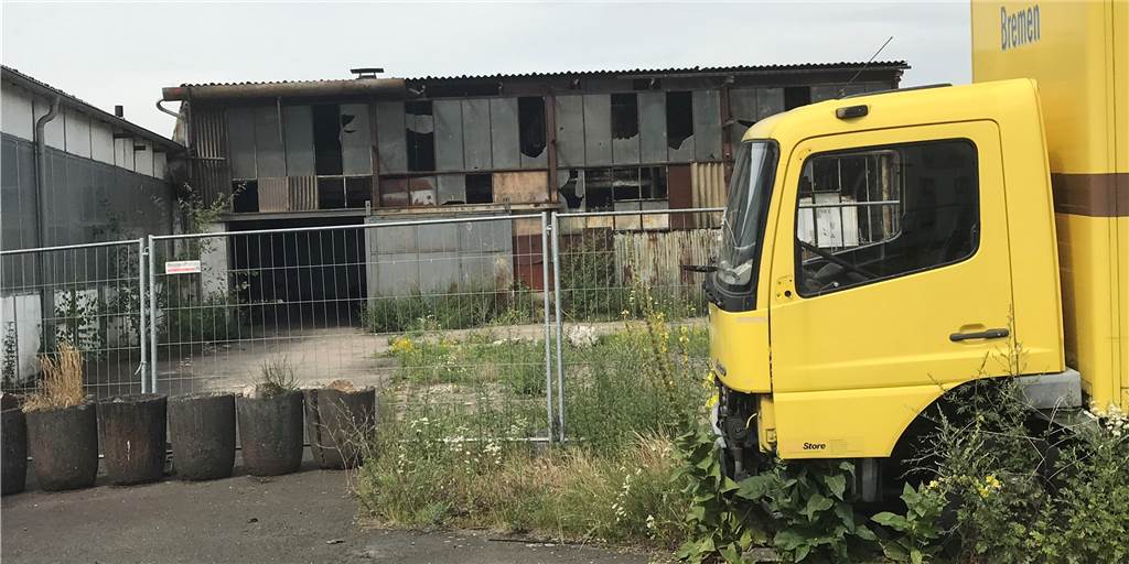 Gammelimmobilien an der Wartburgstraße und der Kleinen Lönsstraße An der Kreuzung von Kanalstraße und Wartburgstraße liegt das Gebäude der Firma Nakis. Dahinter marode Hallen, ausgeschlachtete Lkw und Müll. Ein Schandfleck.
