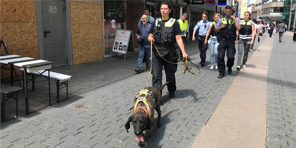 Schuss in der City über ein Jahr her - Ermittlungen dauern noch immer an Mit einem Spürhund hat die Polizei vor einem Jahr nach dem Täter gefahndet.
