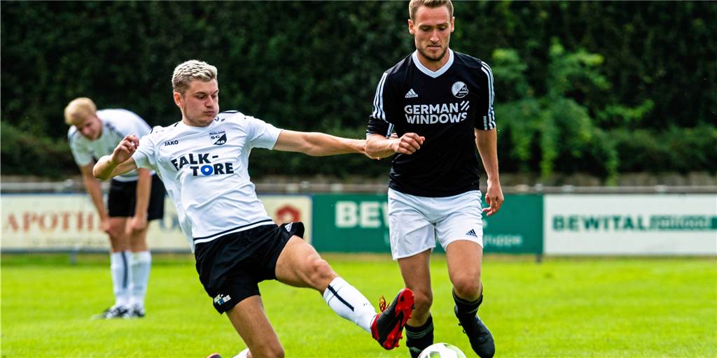 Kreisliga-Saison 20/21 startet später – und doch bleibt vieles im Rahmen Ein packendes Derby lieferten sich der FC Oeding mit Guido Vierhaus (r.) und der SC Südlohn mit Marco Föcking zum Auftakt der Abbruch-Saison 2019/20. Weitere Lokalvergleiche kann es in der kommenden Spielzeit erst ab September geben, der zeitliche Aufwand für die Kreisligisten scheint aber überschaubar zu bleiben.
